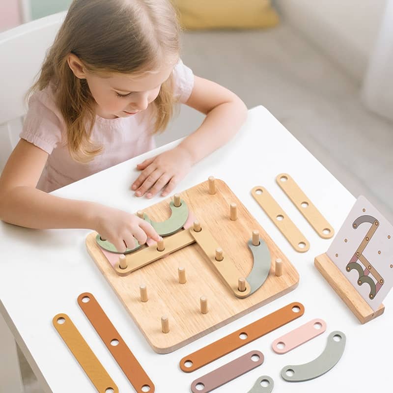Joc Creativ Montessori, Placă cu Pini și Forme Geometrice din Lemn