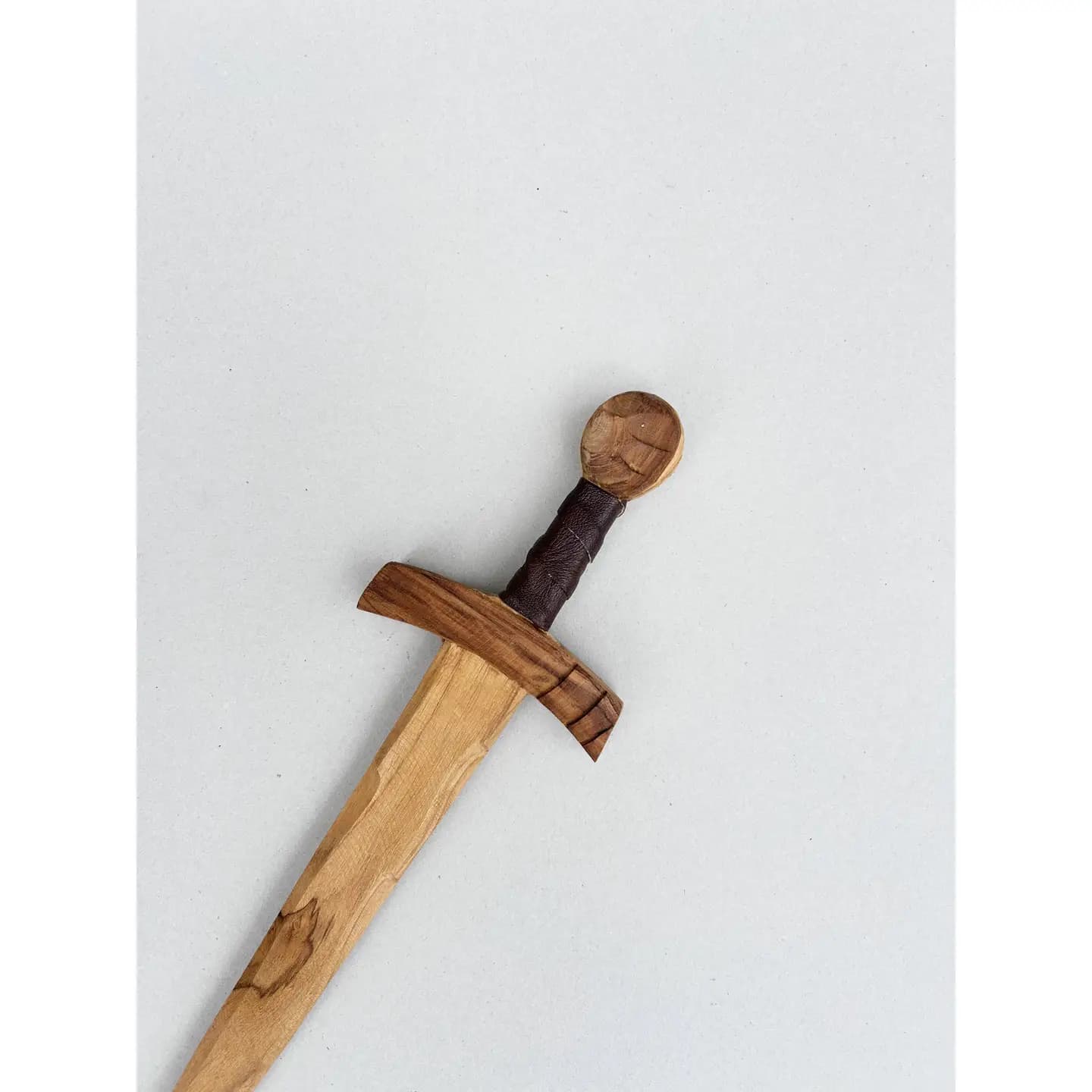 Sabie de Jucărie din Lemn Atavik - Model Cavaleresc, Mâner din Piele, 100% Lucrată Manual - Imaginea 5