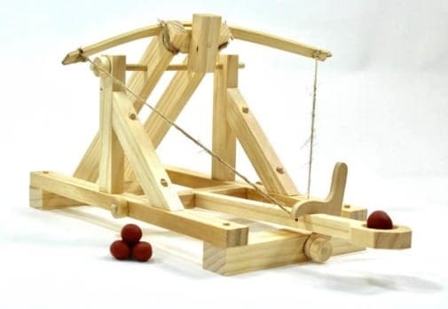 Kit de Construcție din Lemn – Catapulta Romană (Machetă de Asediu Funcțională) - Imaginea 3
