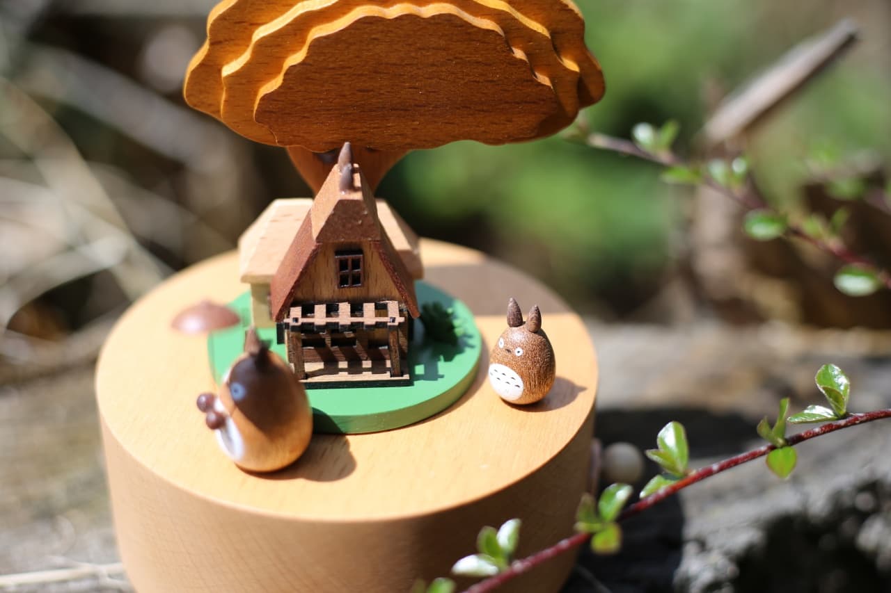 Cutiuta Muzicală Rotativă din Lemn de Fag – Design "Poveste în Pădure" - Imagine principală