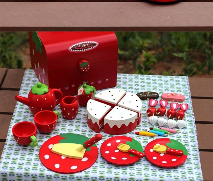 Tort de Capsuni din Lemn pentru Copii
